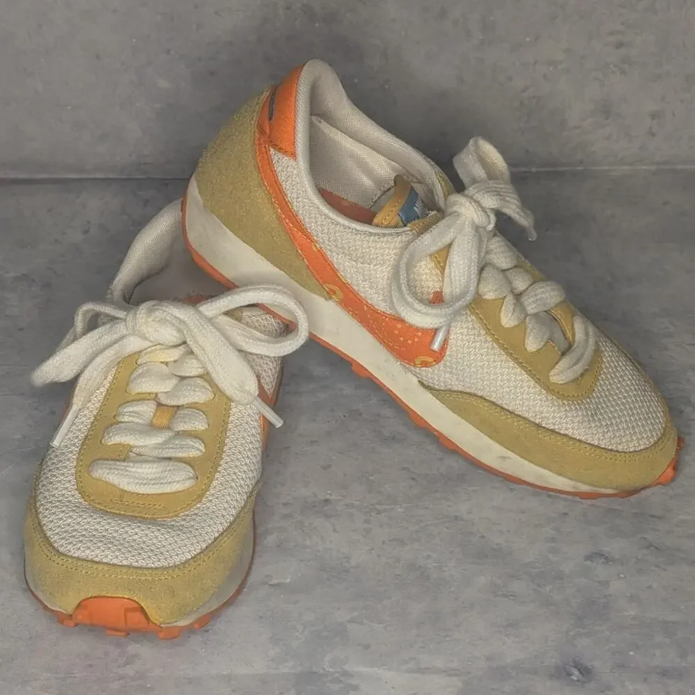 Nike Women's Daybreak Sneakers Paisley Swoosh Pale Ivory Magma Orange, Size 6.5